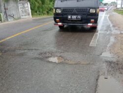 Masyarakat Keluhkan Jalan Berlubang di Pringsewu