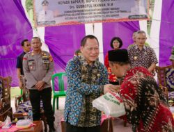 Pj. Bupati Tuba Menyerahkan CBP di Kampung Bujung Tenuk
