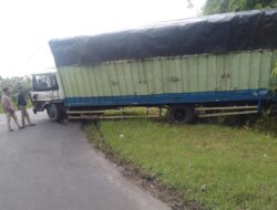 Tidak Kuat Nanjak, Mobil Fuso Bernopol B 9980 GL Muat Rongsokan Nyaris Terguling