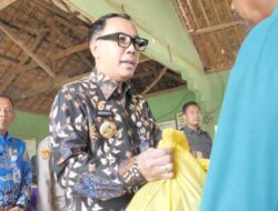 Bupati RAS Bagikan Sembako dari Gubernur Lampung Untuk Warga Way Kanan
