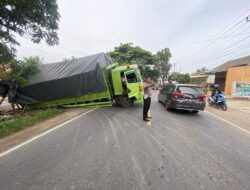 Truk Fuso Bermuatan 20 Ton Beras Terperosok di Jalinbar Pringsewu
