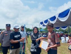 Koordinator DCT Serahkan Sertifikat DCT KBPP Polri International Cup kepada Empat Siswa di Tuba