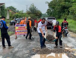 Jalan Rusak Tak Kunjung Diperbaiki Pemprov Lampung, Warga Panaragan Gotong-royong