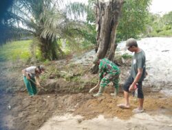 Babinsa Koramil 426-02 Tuba Bersama Warga Kampung Kekatung Dente Teladas Gotong Royong Membersihkan Parit