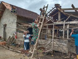 Babinsa Koramil Way Jepara Bersama Forkopimcam Data Rumah Warga Terdampak Angin Puting Beliung