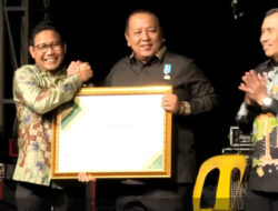 Gubernur Arinal Djunaidi Terima Penghargaan Abdi Ekonomi Desa
