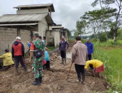 Babinsa Labuhan Ratu Gotong Royong Bersama Warga Binaan