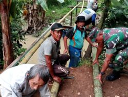 Permudah Akses, Babinsa Koramil 13/MK Bersama Masyarakat Bangun Jembatan Penghubung