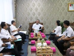 Sekdaprov Terima Hasil Long Form Sensus Penduduk 2020 (SP2020) dari Kepala BPS Lampung