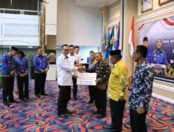 Fahrizal Serahkan Tali Asih Bagi Anggota Korpri di Lingkungan Pemerintah Provinsi Lampung