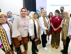 Ketua TP PKK Provinsi Lampung Dampingi Ibu Negara Iriana Joko Widodo Tinjau Sosialisasi Bahaya Narkoba Kepada Sejumlah Siswa SMA