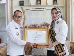 Dorong Peningkatan Layanan Pendidikan Anak Usia Dini, Riana Sari Arinal Terima Penghargaan Wiyata Dharma Pratama