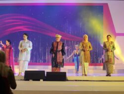 Ketua Dekranasda Provinsi Lampung Dapat Kehormatan Tampilkan Tapis Pada Fashion Show HUT Dekranas ke-43