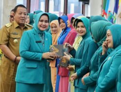 Riana Sari Arinal Sampaikan Penghargaan Kepada Perempuan Berjasa dan Kader PKK Inspiratif