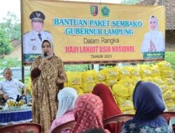 Ketua LKKS Provinsi Lampung Serahkan Bantuan Paket Sembako Kepada Lansia di Kabupaten Pesawaran