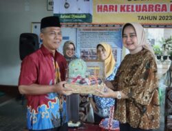 Ketua LKKS Provinsi Lampung Serahkan Bantuan Paket Sembako Kepada Masyarakat di Kota Metro