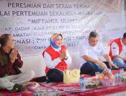 Ketua PMI Provinsi Lampung Serahkan Bantuan Kepada Warga Masyarakat Korban Bencana Alam Kampung Dadap Jajar
