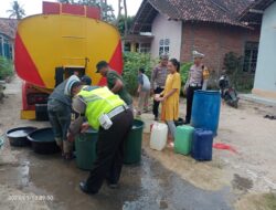 Sat Lantas Polres Lamteng Gelar Bakti Sosial Menyalurkan Air Bersih
