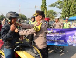 Pimpin Operasi Zebra Krakatau, Kapolres Lamteng Bagikan Helm SNI Kepada Pengendara Roda Dua
