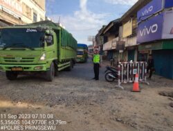 Ada Lubang Menganga di Simpang Empat Pasar Pringsewu, Polisi Imbau Berhati Hati