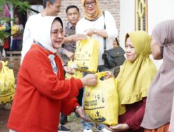 Ketua TP PKK Provinsi Lampung, Menyerahkan Bantuan Paket Sembako di TPA Bakung dan TPA Sukaraja Pada Peringatan HUT ke-78 Kemerdekaan RI