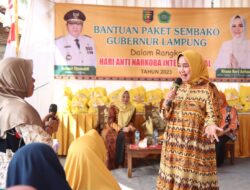 Ketua Umum LKKS Provinsi Lampung Menyerahkan Bantuan Sosial Kepada Warga Masyarakat Desa Pemanggilan Lampung Selatan