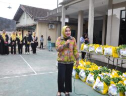 Ketua TP PKK Provinsi Lampung, Serahkan Bantuan Paket Sembako di Kampung Bahari Panjang Utara Dalam Program SiGeR