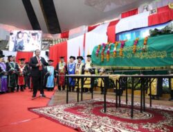 Gubernur Arinal Bersama Rektor Unila dan Seluruh Civitas Akademika Ikuti Pelepasan Jenazah Prof. Sitanala Arsyad