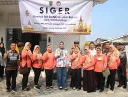 Ketua LKKS Provinsi Lampung Serahkan Bantuan Sosial Program SIGER Di Kelurahan Jagabaya