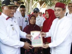 Bersama Baznas, Bupati Lamsel Kembali Serahkan Bantuan Bedah Rumah Di Desa Sidoasih Ketapang