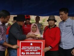 Bupati Lamsel Berikan Bantuan Bedah Rumah Kepada 2 Warganya Di Kecamatan Merbau Mataram