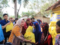 Ketua TP. PKK Provinsi Lampung Serahkan Bantuan Sosial di Kampung Astra Ksetra Kecamatan Menggala
