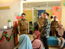 Pj Bupati M. Firsada Tinjau Langsung Penyaluran Bantuan Program Mantra