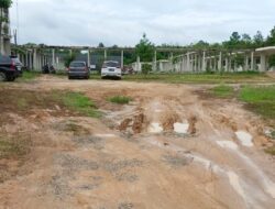 Pengendara Kerap Tergelincir, Jalan Perkantoran Satu Atap Bak Kubangan Kerbau