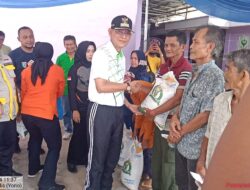 PJ. Bupati Pringsewu Serahkan Bantuan Pangan Beras di Pekon Rejosari