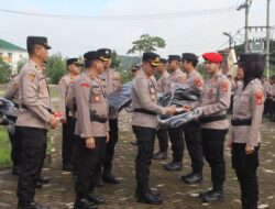 Ratusan Personel Polres Pringsewu Yang Bertugas Mengamankan TPS Menerima Pembekalan Dan pembagian Perlengkapan