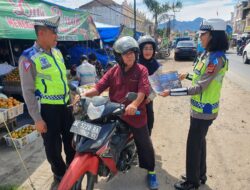 Polres Pringsewu Sosialisasi Keselamatan Berlalu Lintas Kepada Para Pengendara