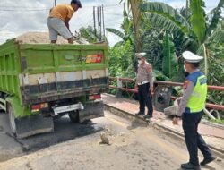Jembatan Way Seputih Rusak, Satlantas Polres Lamteng Gerak Cepat Datangi Lokasi