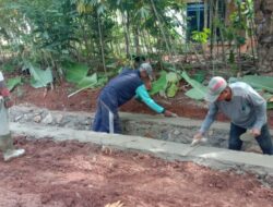 Realisasikan DD Tahap 1, Pekon Banyumas Bangun Drainase
