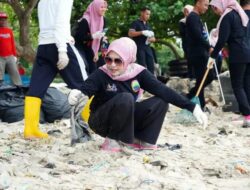 Respon Aduan Warga Soal Tumpukan Sampah, Pemkab Lamsel Lakukan Aksi Gerot Wisata di Pantai Pasir Putih