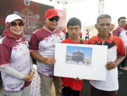 Ikuti Jalan Sehat, Guru Honorer dan Siswa MTsN Dapat Umrah dari Bupati Nanang