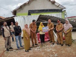 Pj Bupati Pringsewu Serahkan Bantuan Korban Angin Puting Beliung