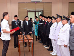 Perdana Lantik 8 Pejabat Administrator, Bupati Egi : Pejabat Jangan Antikritik