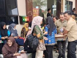 Sat Intelkam Polres Lampung Tengah Bagikan Air Mineral Untuk Warga Pemohon SKCK Yang Mengantri