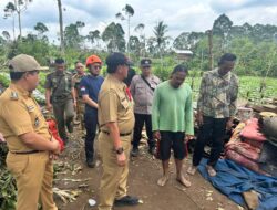 Nukman Kunjungi dan Serahkan Bantuan Terdampak Cuaca Extrem Balik Bukit