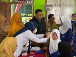Bersama Kadinkes, Sekdakab Way Kanan Tinjau Cek Kesehatan Gratis di Sekolah