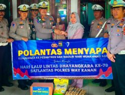 Satlantas Polres Way Kanan Bagikan Paket Sembako