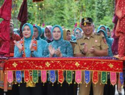 Ketua TP PKK Provinsi Lampung Serahkan Sejumlah Bantuan Sosial dan Ekonomi Produktif