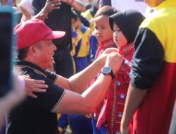 Suasana Haru Warnai Pembagian Seragam Gratis di Kecamatan Pagar Dewa
