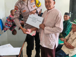 Kawal Penyaluran BLT DD, Bhabinkamtibmas Gencar Sosialisasi Layanan 110 di Balai Kampung Kaliawi Indah